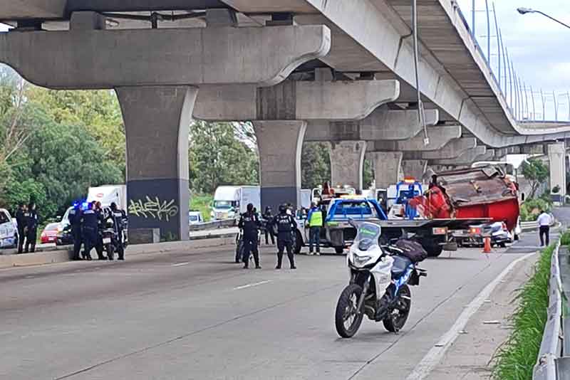 Tráiler cae desde el segundo piso en la México-Puebla; al menos 3 muertos