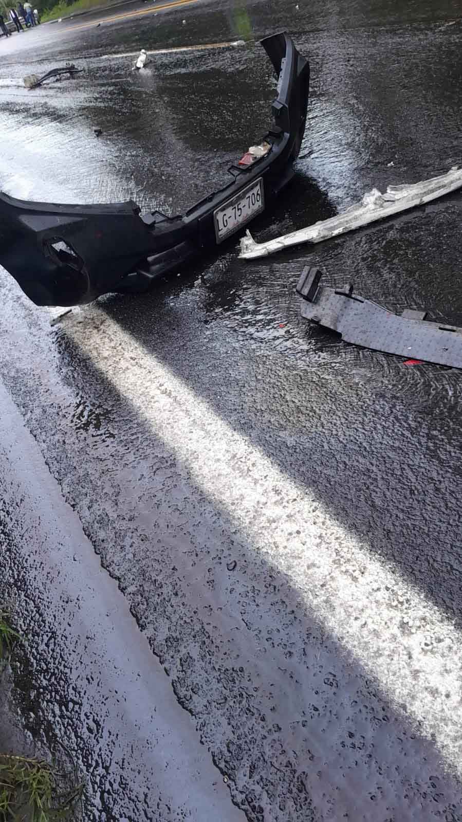 Tráiler embiste camioneta en Huauchinango; mueren dos