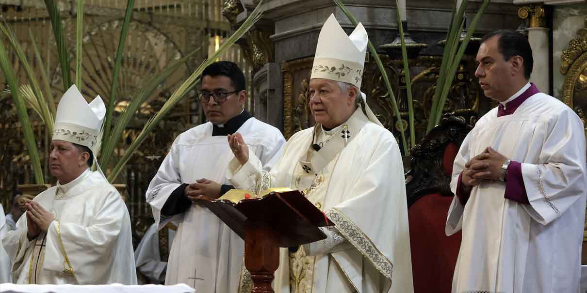 Catedral de Puebla celebra la Misa Crismal con bendición de Santos Óleos y renovación sacerdotal