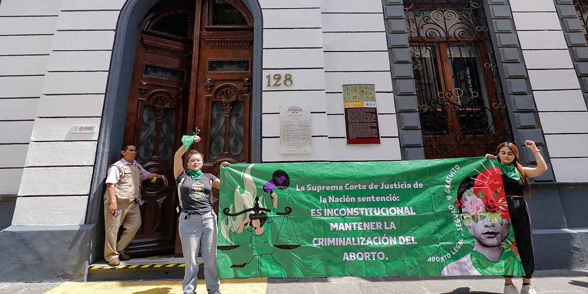 Feministas se aparecen en el Congreso para amagar con voto de castigo en 2024