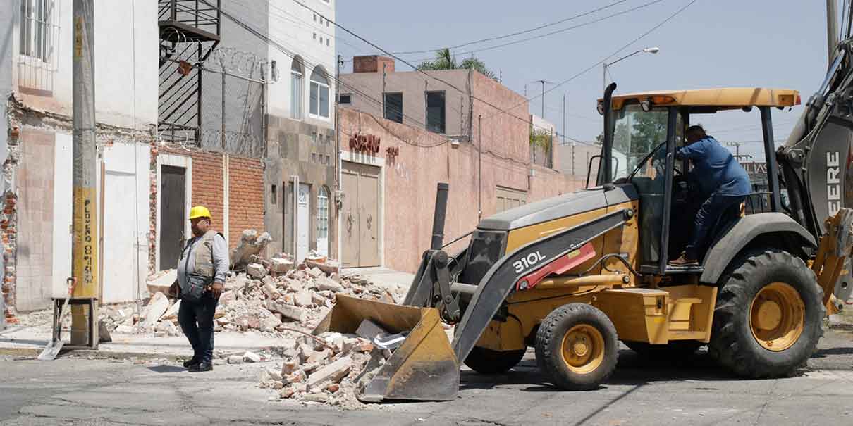 Finalmente tumban “casa” de Don Ver…; quitan su casa de la banqueta en Puebla