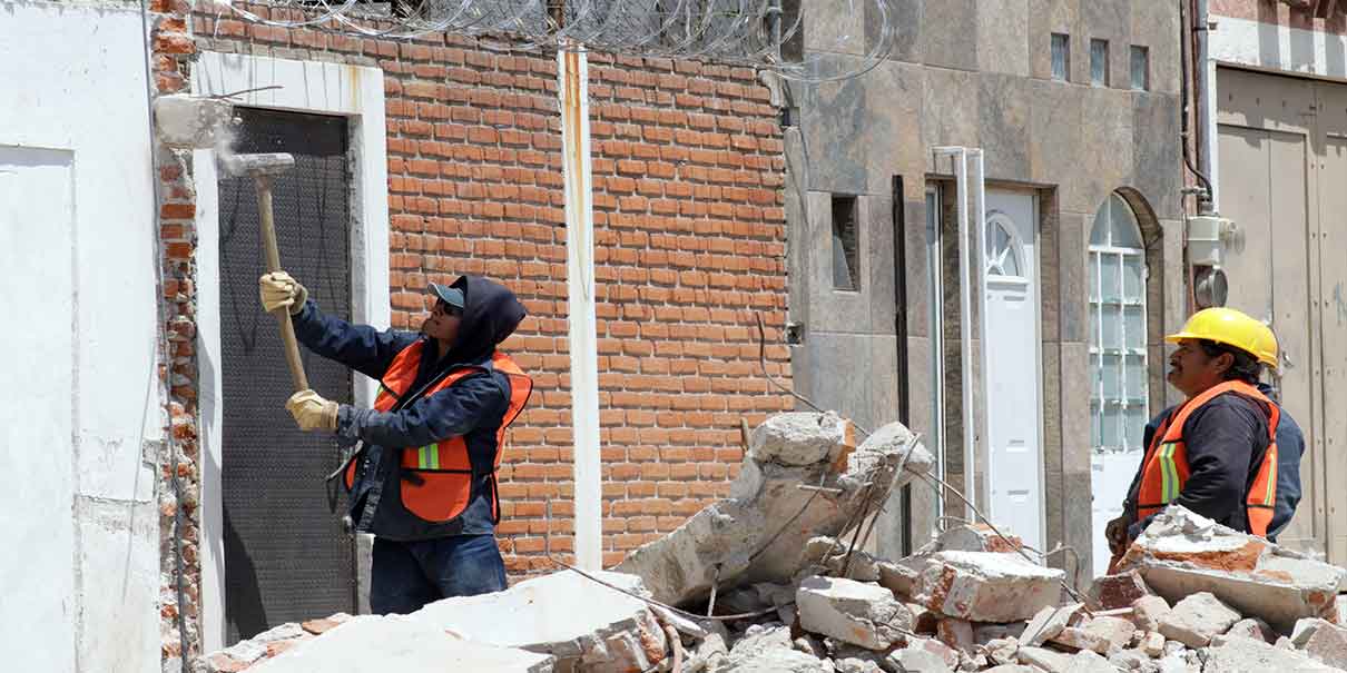 Finalmente derriban “casa” de vecino abusivo que se adueñó de la banqueta en Puebla