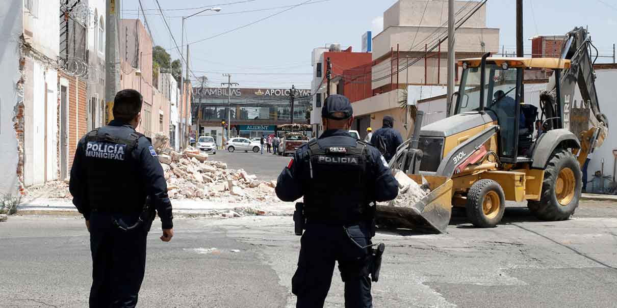 Finalmente derriban “casa” de vecino abusivo que se adueñó de la banqueta en Puebla