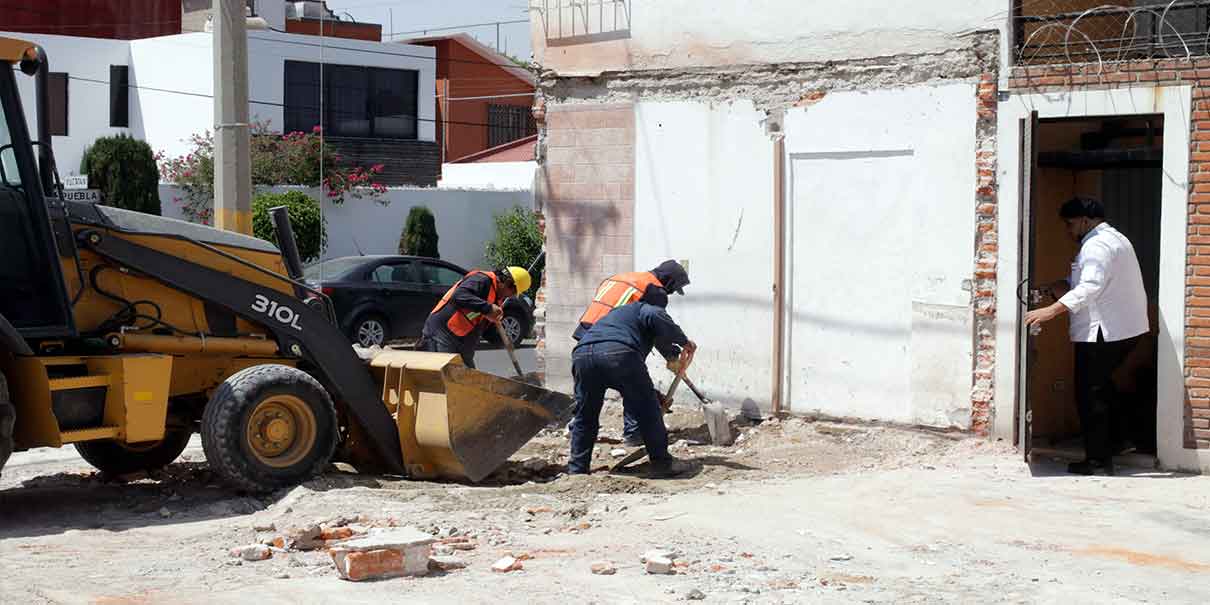 Finalmente derriban “casa” de vecino abusivo que se adueñó de la banqueta en Puebla