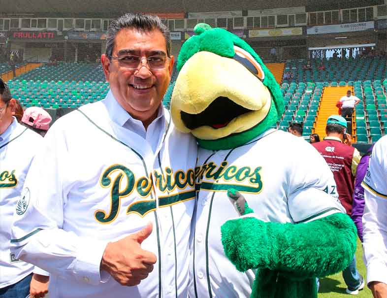 Firma Céspedes con Pericos la concesión por 15 años el estadio de béisbol Hermanos Serdán