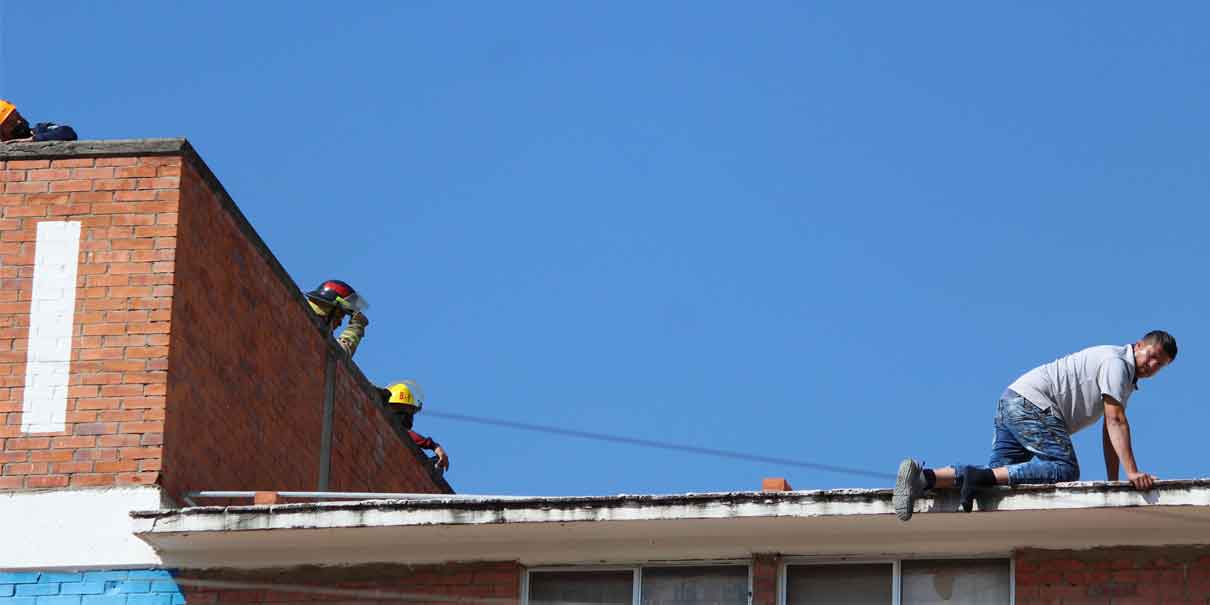 Fracasó intento de salvamento y hombre cayó de edificio de San Bartolo