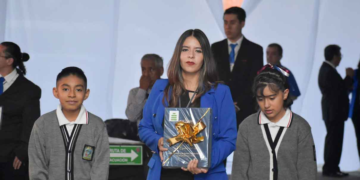 Graduación en el Centro Escolar Rafael Cravioto de Huauchinango; Rogelio López deseó éxito a egresados