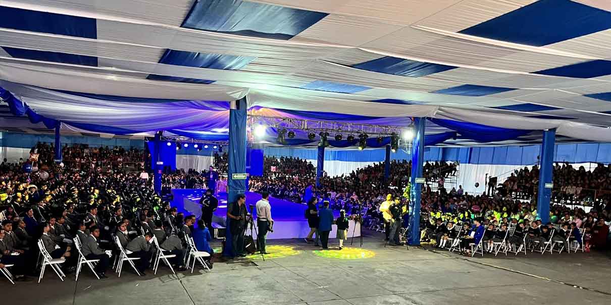 Graduación en el Centro Escolar Rafael Cravioto de Huauchinango; Rogelio López deseó éxito a egresados