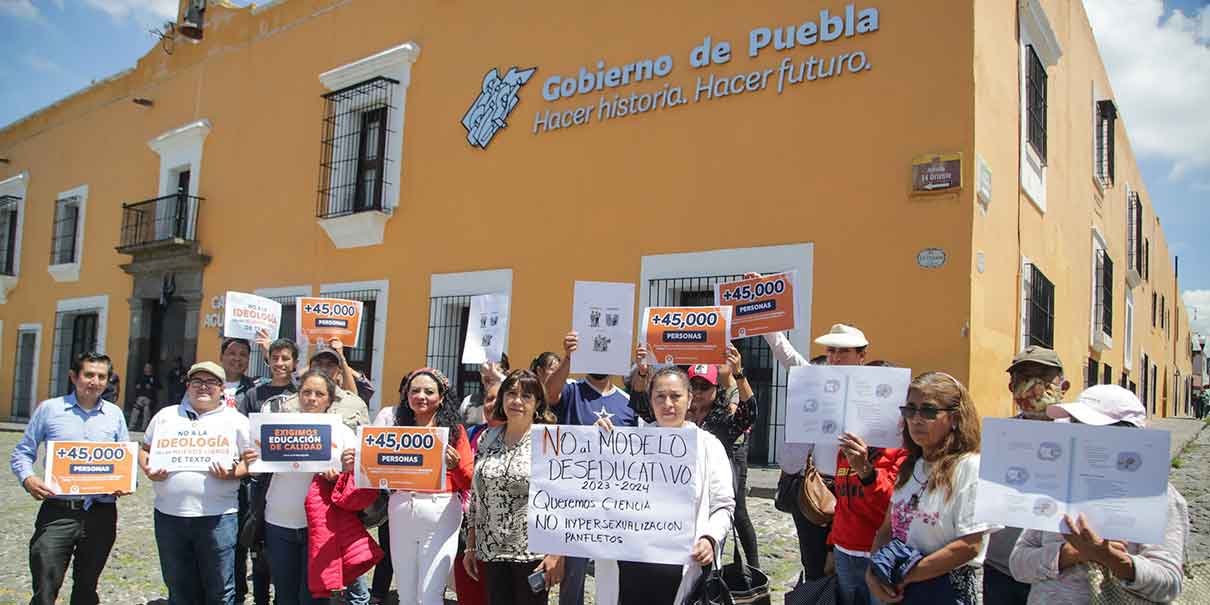 Grupo de papás se manifestaron contra la distribución de libros de texto