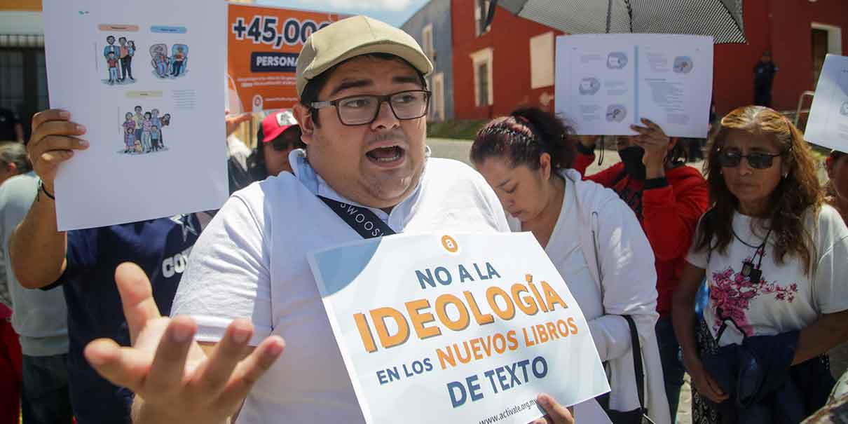 Grupo de papás se manifestaron contra la distribución de libros de texto