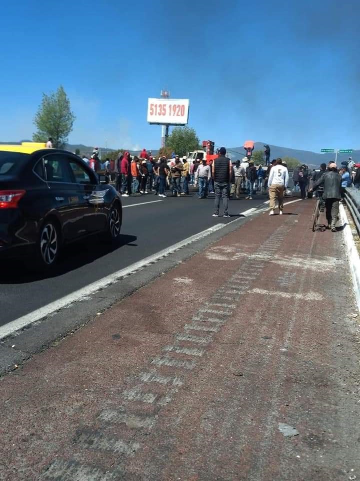 Hartos de la inseguridad pobladores de Tlahuapan cierran la autopista