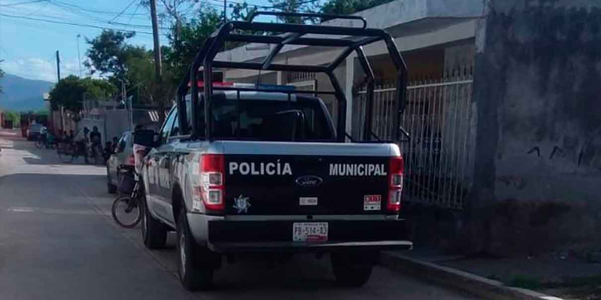 Hombre sale por la puerta falsa en Izúcar