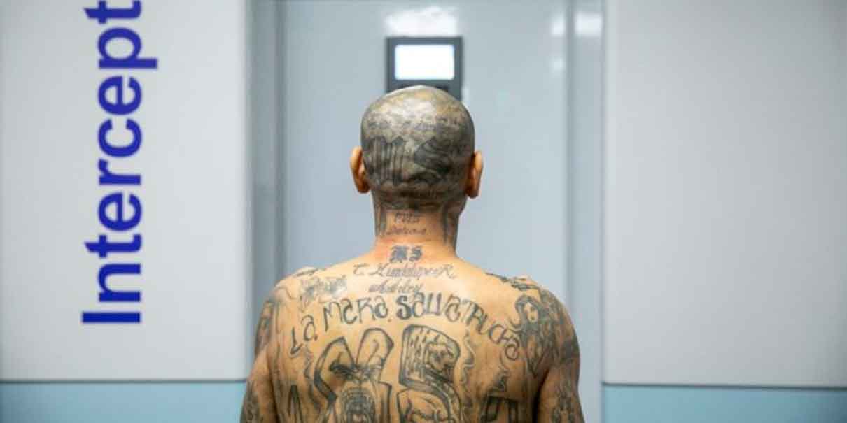 Hombres rapados y tatuados así trasladaron a 2 mil reos a la aterradora prisión en El Salvador