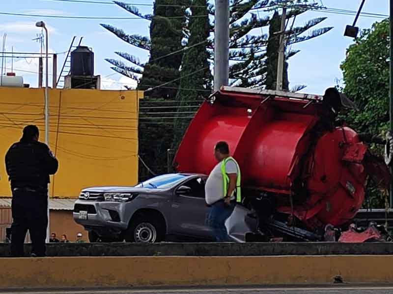 Impactante accidente en la México-Puebla: tráiler se incendia y cae contenedor sobre camioneta