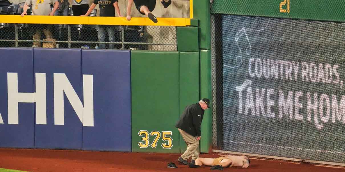 Impactante caída de aficionado en el PNC Park durante juego de los Piratas