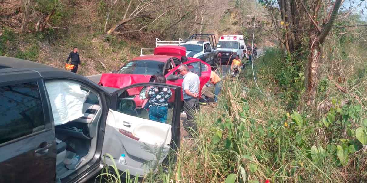 Conductor invadió carril contrario y provocó fatal accidente en Jalpan