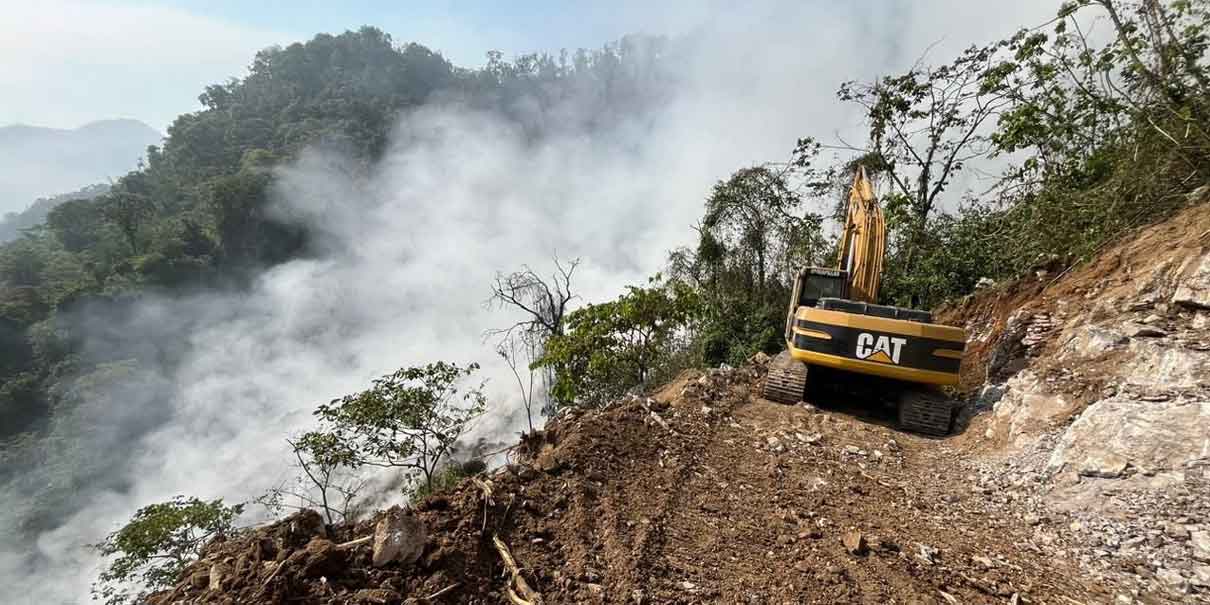Incendio en relleno sanitario de Xicotepec continúa activo