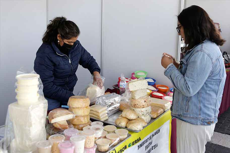 Instalan en el CIS el "Mercadito Solidario de las Mujeres”; 125 expositoras de 29 municipios