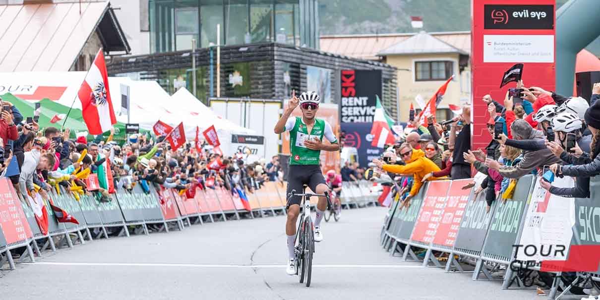 México celebra: Isaac del Toro gana su primera gran vuelta en Europa