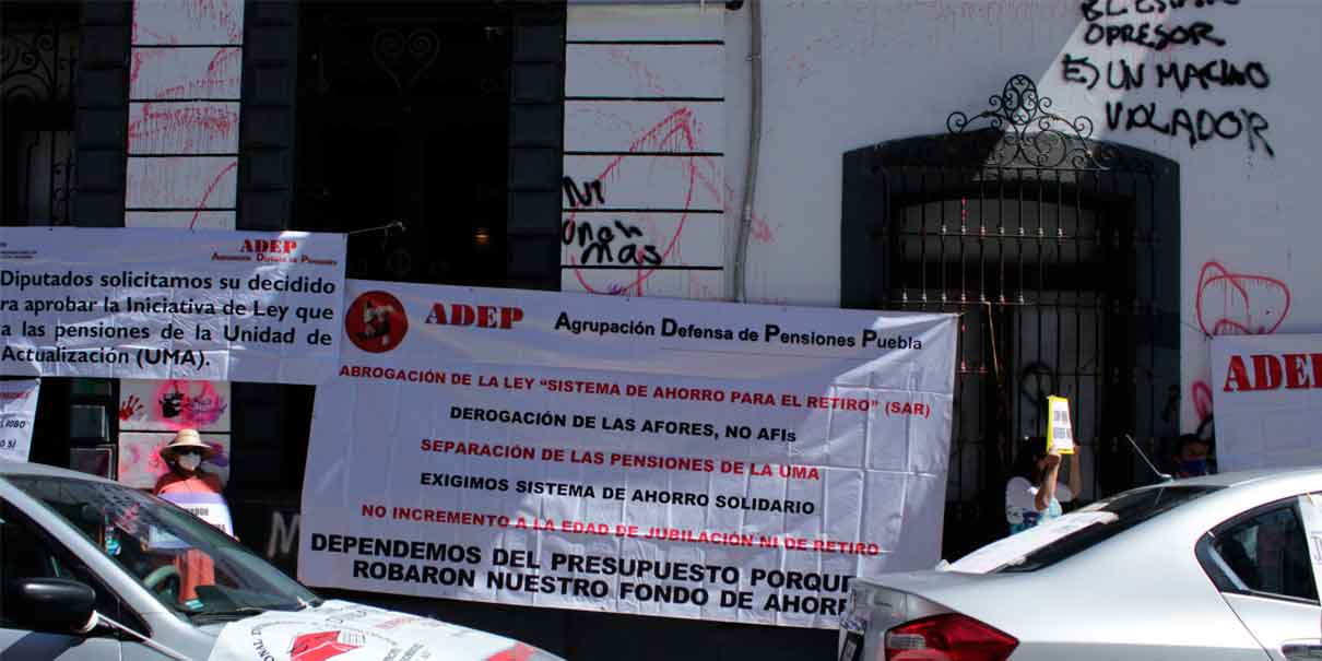Jubilados quieren su pensión completa, acuden al Congreso de Puebla