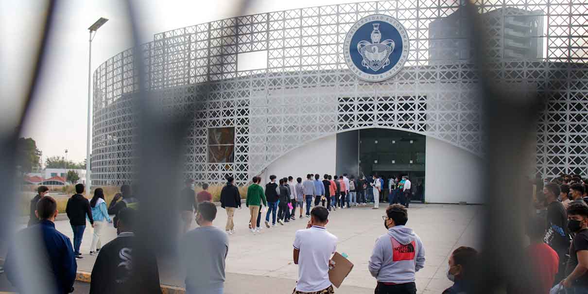 Jóvenes llegan a tres sedes de la BUAP para el examen de admisión; se aplicará en tres horarios