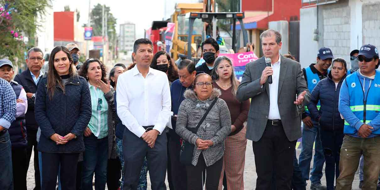 Puebla, Pue. El presidente Eduardo Rivera Pérez anunció el arranque de obra de la calle 13 de Mayo y 113 Oriente, la cual tendrá una inversión de 8.5 millones de pesos.  El alcalde explicó que la obras abarcarán 4 mil 286 metros cuadrados, y con esto forma parte las 981 vialidades que han sido intervenidas en lo que va de la administración municipal.  Comentó que con esta vialidad se busca conectar a otras colonias de la zona como la 16 de Septiembre, una de las más concurridas.  Entre los trabajos que se realizarán son la construcción de 2 mil metros cuadrados de banquetas y 83.61 metros cuadrados de rampas, la colocación de guarniciones, y la instalación de luminarias y más.