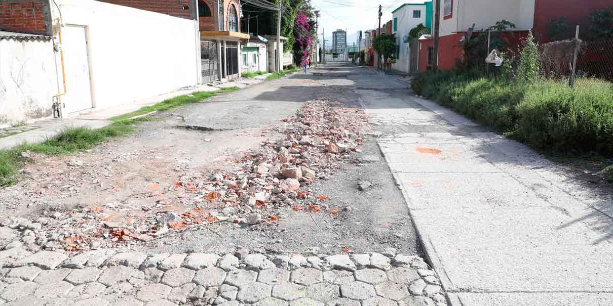 Puebla, Pue. El presidente Eduardo Rivera Pérez anunció el arranque de obra de la calle 13 de Mayo y 113 Oriente, la cual tendrá una inversión de 8.5 millones de pesos.  El alcalde explicó que la obras abarcarán 4 mil 286 metros cuadrados, y con esto forma parte las 981 vialidades que han sido intervenidas en lo que va de la administración municipal.  Comentó que con esta vialidad se busca conectar a otras colonias de la zona como la 16 de Septiembre, una de las más concurridas.  Entre los trabajos que se realizarán son la construcción de 2 mil metros cuadrados de banquetas y 83.61 metros cuadrados de rampas, la colocación de guarniciones, y la instalación de luminarias y más.