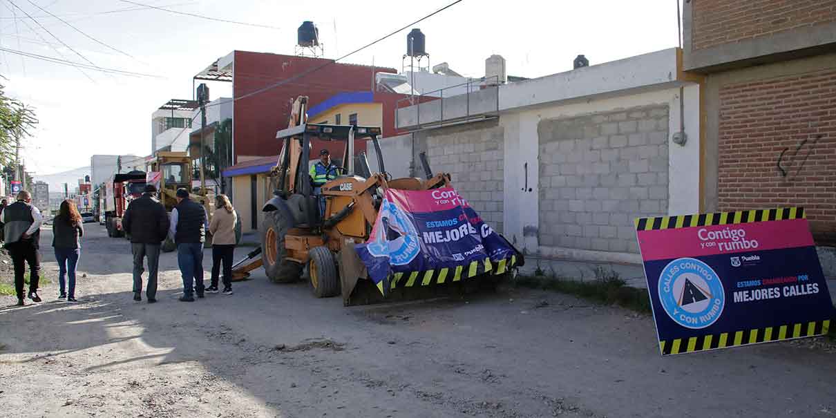 Puebla, Pue. El presidente Eduardo Rivera Pérez anunció el arranque de obra de la calle 13 de Mayo y 113 Oriente, la cual tendrá una inversión de 8.5 millones de pesos.  El alcalde explicó que la obras abarcarán 4 mil 286 metros cuadrados, y con esto forma parte las 981 vialidades que han sido intervenidas en lo que va de la administración municipal.  Comentó que con esta vialidad se busca conectar a otras colonias de la zona como la 16 de Septiembre, una de las más concurridas.  Entre los trabajos que se realizarán son la construcción de 2 mil metros cuadrados de banquetas y 83.61 metros cuadrados de rampas, la colocación de guarniciones, y la instalación de luminarias y más.