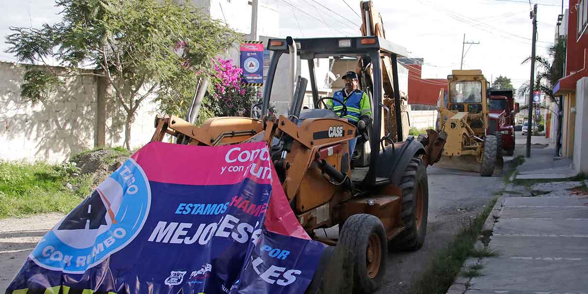 Puebla, Pue. El presidente Eduardo Rivera Pérez anunció el arranque de obra de la calle 13 de Mayo y 113 Oriente, la cual tendrá una inversión de 8.5 millones de pesos.  El alcalde explicó que la obras abarcarán 4 mil 286 metros cuadrados, y con esto forma parte las 981 vialidades que han sido intervenidas en lo que va de la administración municipal.  Comentó que con esta vialidad se busca conectar a otras colonias de la zona como la 16 de Septiembre, una de las más concurridas.  Entre los trabajos que se realizarán son la construcción de 2 mil metros cuadrados de banquetas y 83.61 metros cuadrados de rampas, la colocación de guarniciones, y la instalación de luminarias y más.