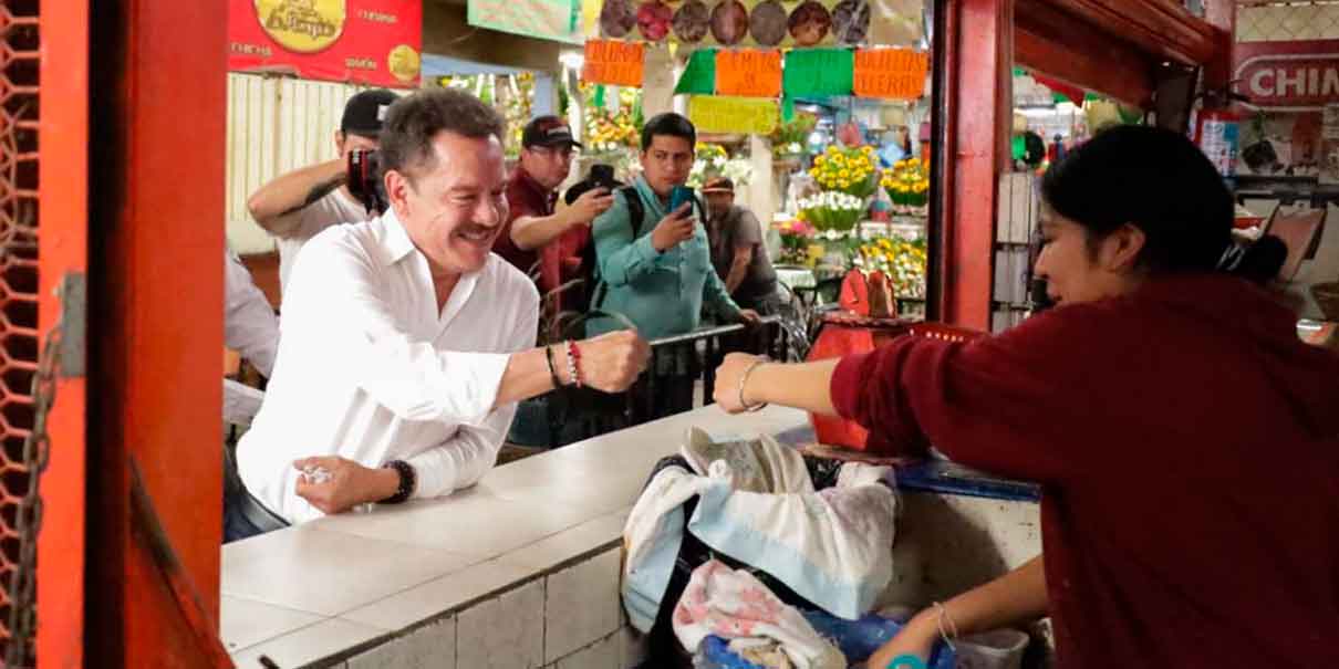 Nacho Mier visita a locatarios del mercado municipal de Amozoc