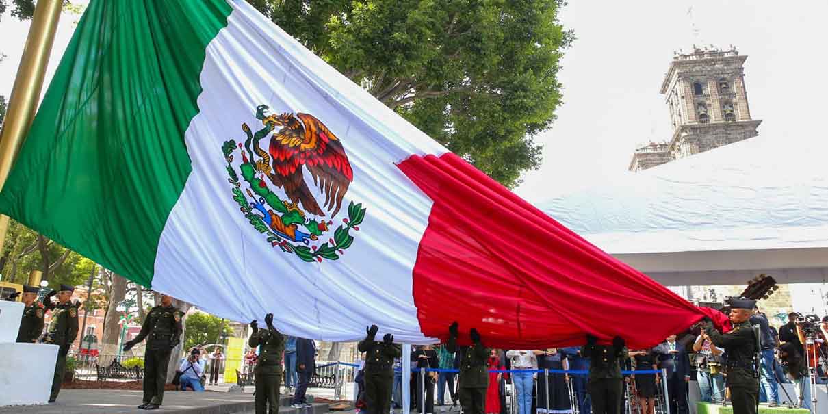 Miles de poblanos conmemoran la Independencia de México con desfile Cívico Militar