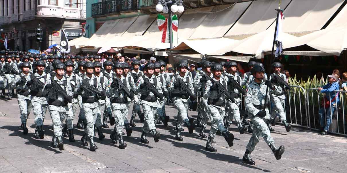 Miles de poblanos conmemoran la Independencia de México con desfile Cívico Militar