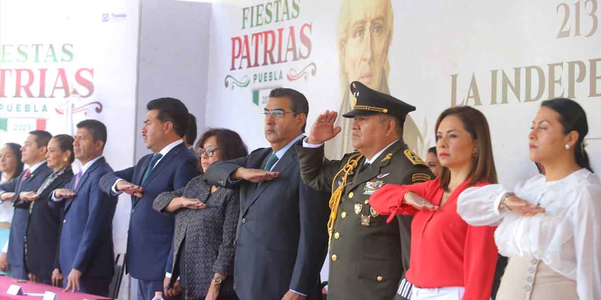 Miles de poblanos conmemoran la Independencia de México con desfile Cívico Militar