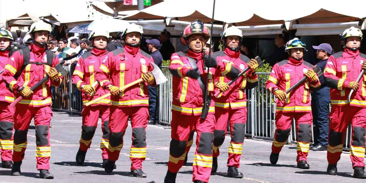 Miles de poblanos conmemoran la Independencia de México con desfile Cívico Militar