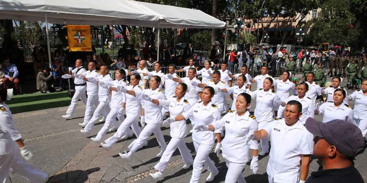 Miles de poblanos conmemoran la Independencia de México con desfile Cívico Militar