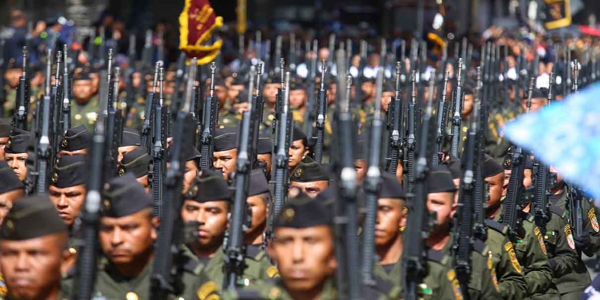 Miles de poblanos conmemoran la Independencia de México con desfile Cívico Militar