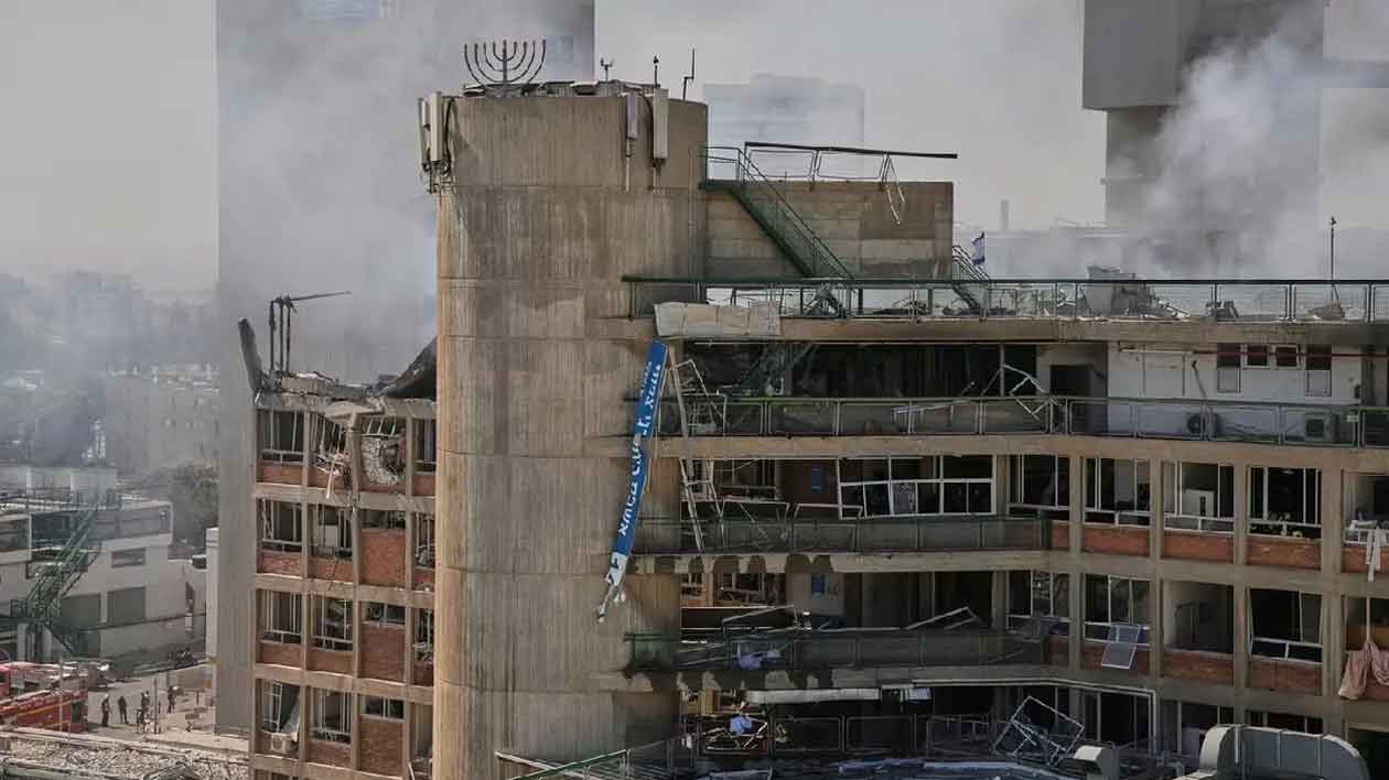 Misil iraní impacta hospital en Israel; Tel Aviv responde con bombardeo a reactor nuclear