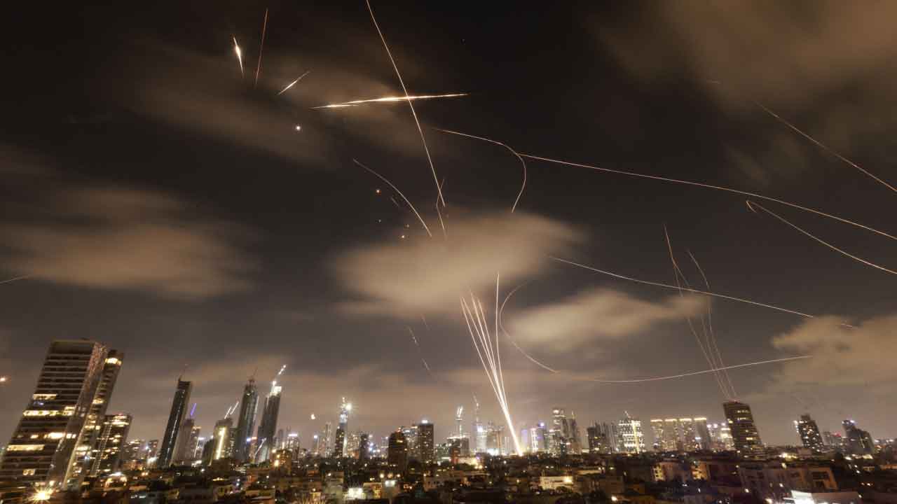 Misil iraní impacta hospital en Israel; Tel Aviv responde con bombardeo a reactor nuclear
