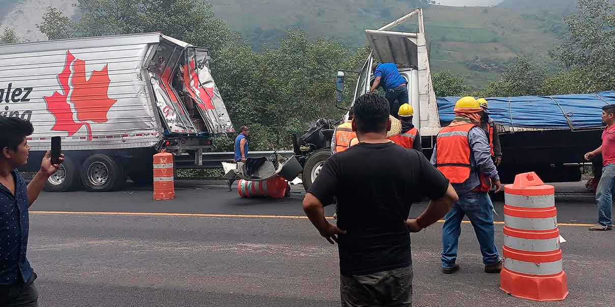 Chofer muere prens4do tras chocar contra caja de tráiler en la México-Tuxpan