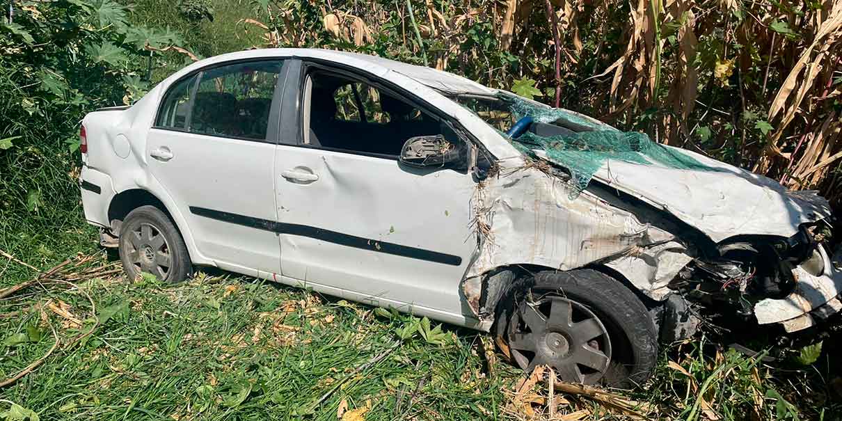 Mujer vive de milagro tras destrozar su auto en Izúcar