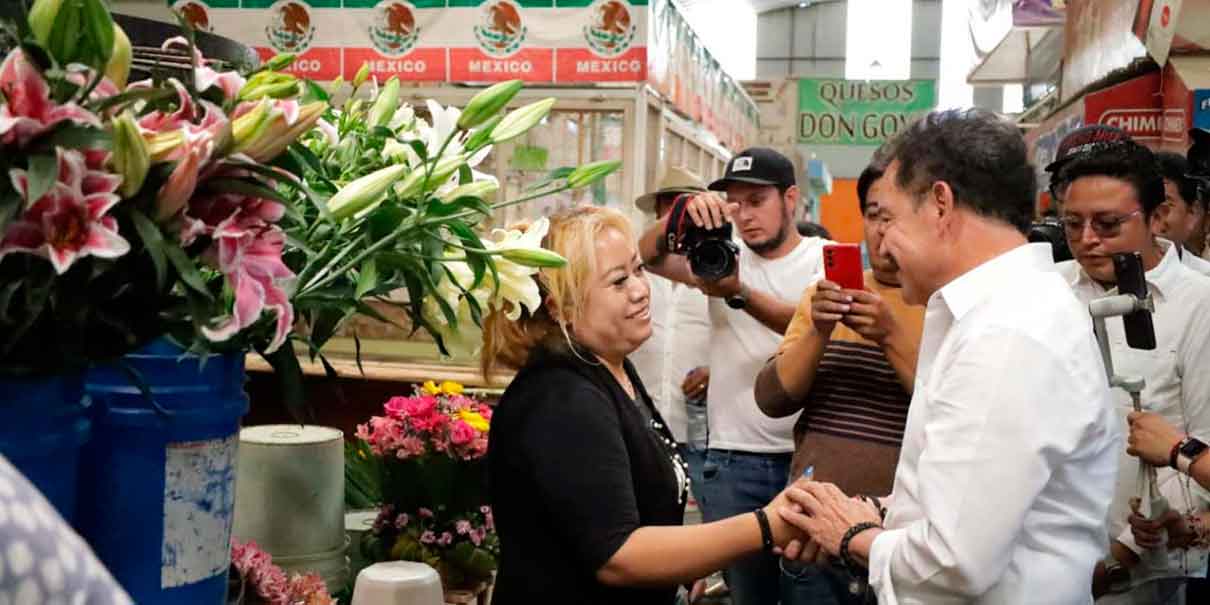 Nacho Mier visita a locatarios del mercado municipal de Amozoc