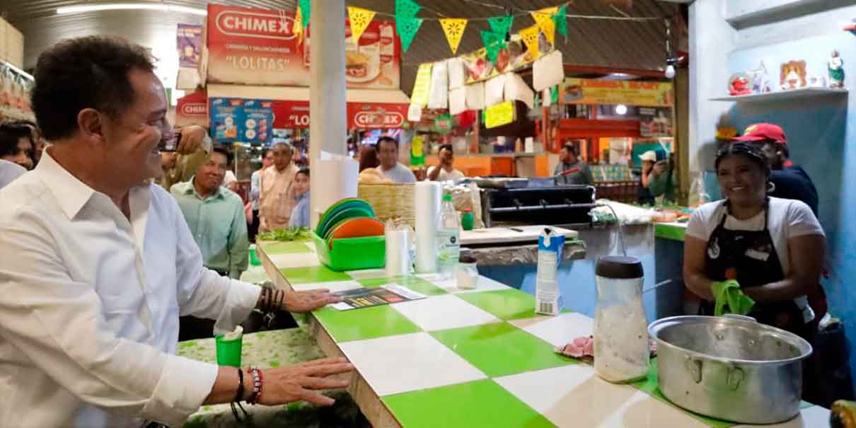 Nacho Mier visita a locatarios del mercado municipal de Amozoc