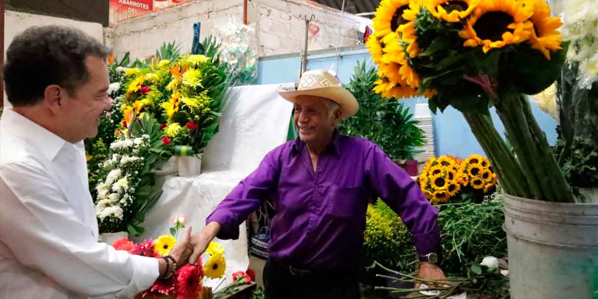 Nacho Mier visita a locatarios del mercado municipal de Amozoc