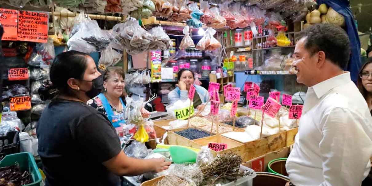 Nacho Mier visita a locatarios del mercado municipal de Amozoc