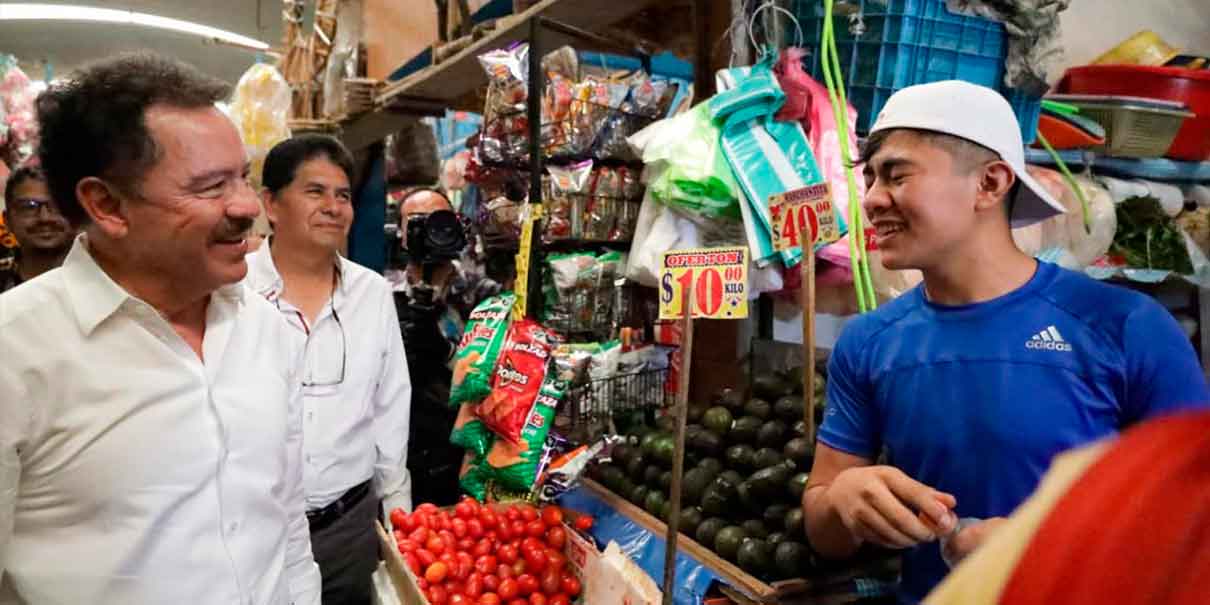 Nacho Mier visita a locatarios del mercado municipal de Amozoc