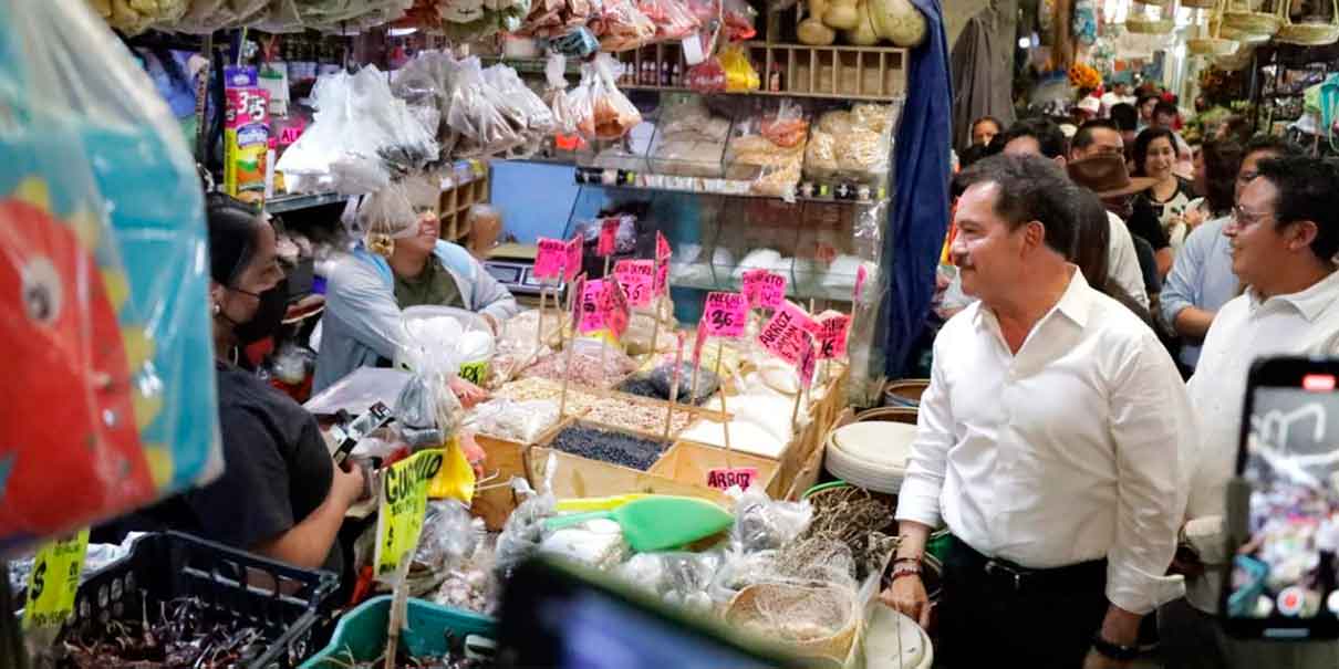 Nacho Mier visita a locatarios del mercado municipal de Amozoc