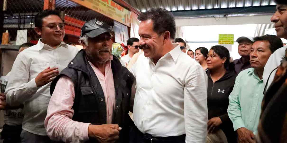 Nacho Mier visita a locatarios del mercado municipal de Amozoc