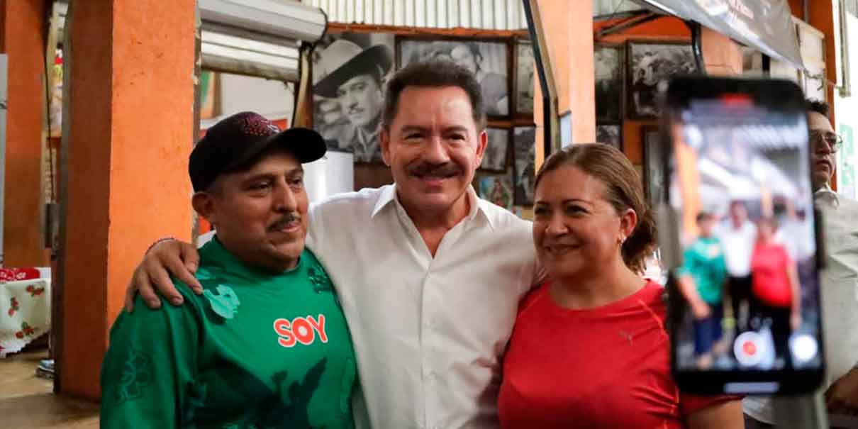 Nacho Mier visita a locatarios del mercado municipal de Amozoc