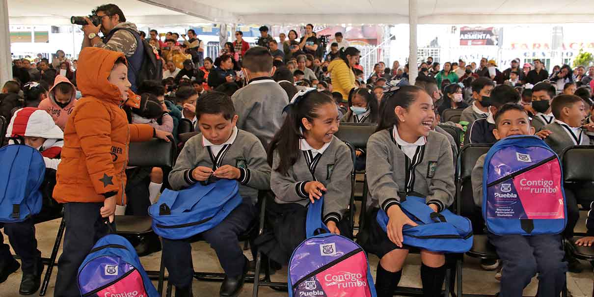 Eduardo Rivera repartió útiles escolares y mochilas a niños de Xonacatepec