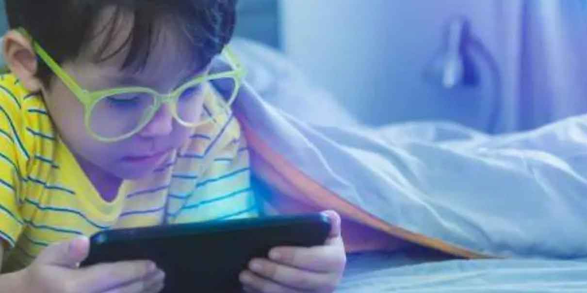 Niños sufren más miopía por constante uso de dispositivos móviles
